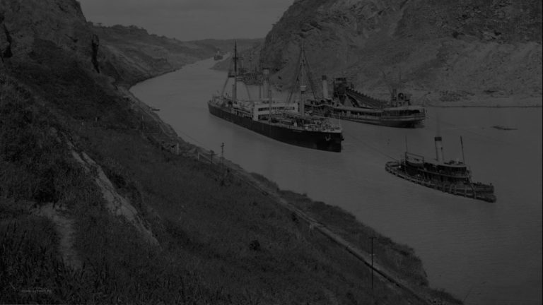 Barcos navegando por el Corte Culebra del Canal de Panamá, fotografía histórica