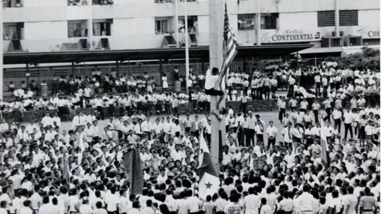 Multitud de estudiantes panameños durante los sucesos del 9 de enero de 1964