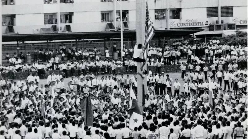 Multitud de estudiantes panameños durante los sucesos del 9 de enero de 1964